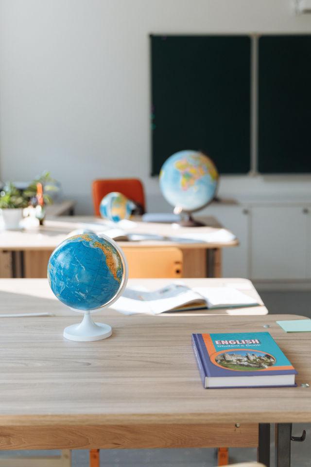 Fotografia de um globo terrestre sobre a mesa